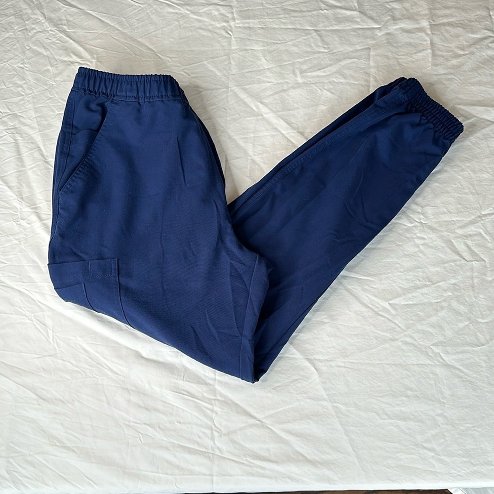 Movement Mens Navy Blue Scrubs Tapered Joggers with multiple pockets. Inseam 28”